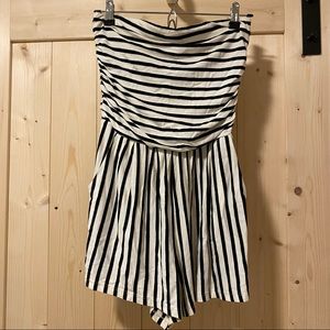Striped strapless romper with pockets